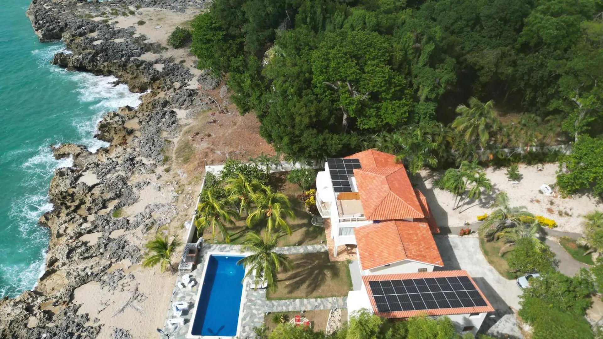 Crimson Beach Ocean Front Entire Floor Villa location